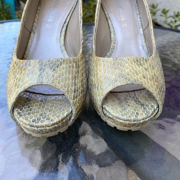 Aquatalia Rio-V Peep Toe Pumps, 7.5 - Picture 10 of 11